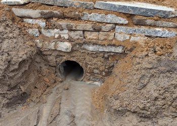 Com mais um bueiro construído em Poranga, agora são 127, além de 67 pontes e 17 muros de arrimo na gestão Dos Anjos