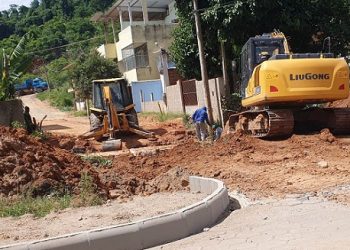 Prefeitura francisquense está construindo uma ponte ecológica sobre um córrego no bairro Vila Vicente