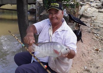 Otacílio Pescador fica todo feliz ao pegar peixe no bairro Campo Novo e prefeito compartilhar