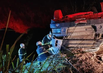 Caminhoneiro morre após carreta com granito tombar, em Ecoporanga