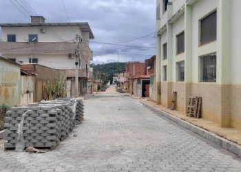 Segue calçamento de ruas do bairro Vila Luciene em Barra de São Francisco, cerca de 15 já foram pavimentadas