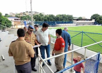 Mazinho dos Anjos, equipe do Corpo de Bombeiros e agentes da Federação Capixaba vistoriam reforma do estádio de Barra de São Francisco