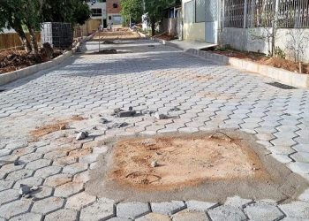 Mais uma rua recebendo calçamento, a Élcio Ignácio de Oliveira, no bairro Vila Landinha em Barra de São Francisco
