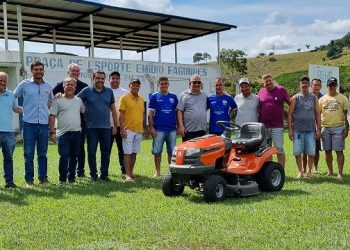 Prefeito francisquense entrega trator cortador de grama no Córrego do Ouro (Senin Fagundes), com apoio de deputado