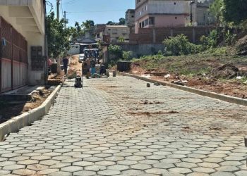 Mais uma rua recebendo calçamento, a Tolentino Ferreira, no bairro Vila Landinha em Barra de São Francisco