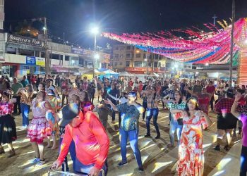 Com show da Banda Skoppa e Dança de Zumba dos Idosos, a 3ª Festa de São Pedro no centro de Barra de São Francisco foi sensacional