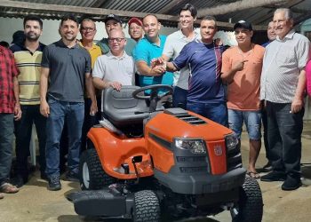 Prefeito, vice, deputado e vereadores entregam trator cortador de grama no Córrego do Fuzil em Barra de São Francisco