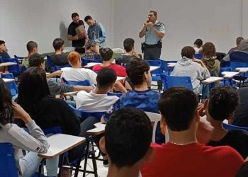 Subtenente Vaccari realiza palestra inspiradora para alunos do 9º ano da Escola João Bastos de Barra de São Francisco