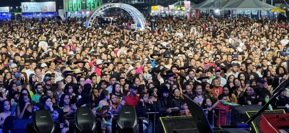 Bruno e Barretto encantam o público em Barra de São Francisco neste domingo (25) no encerramento das festividades da cidade