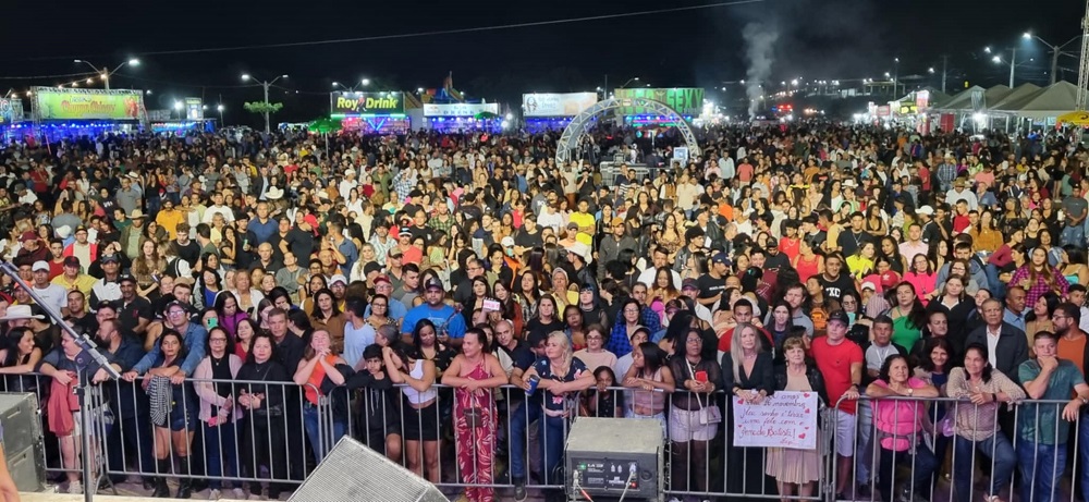 Amado Batista arrasta multidão e encerra show com muita chuva nesta sexta feira (23) em Barra de São Francisco