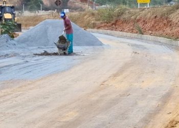 Pavimentação da Rua Arlindo Valli, em Barra de São Francisco foram retomadas nesta terça feira (27)