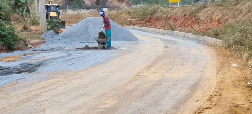 Pavimentação da Rua Arlindo Valli, em Barra de São Francisco foram retomadas nesta terça feira (27)