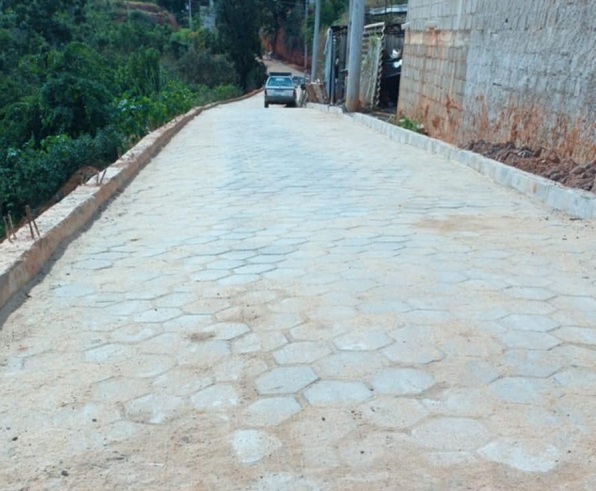 Calçamento de rua é concluído no bairro Justinópolis em Barra de São Francisco