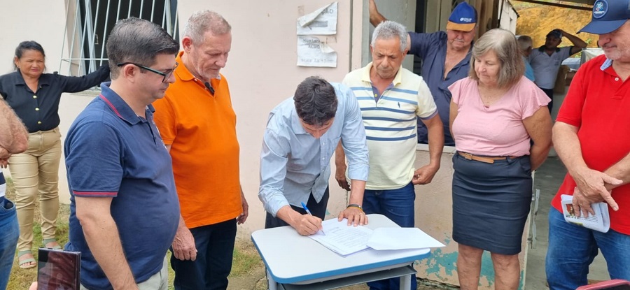Prefeitura de Barra de São Francisco recebe secador de café para a Associação de Agricultores do Córrego do Itá