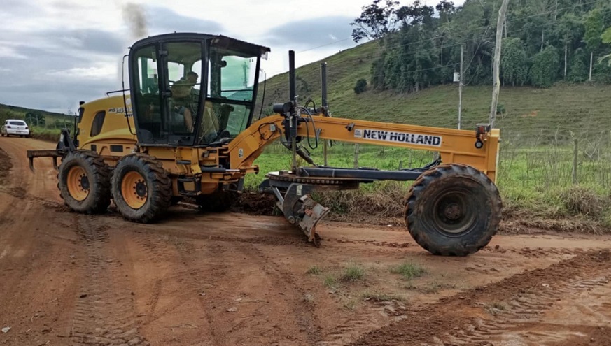 Patrolamento de estrada segue pelo Córrego do Engenho/Paulista em Barra de São Francisco