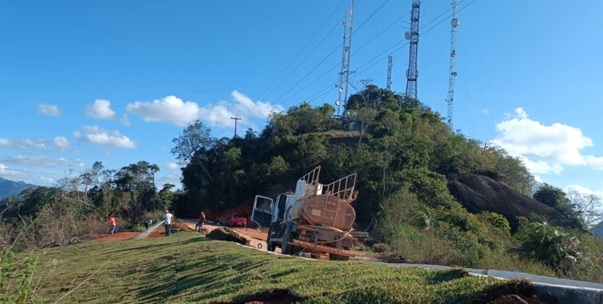 Prefeitura de Barra de São Francisco Realiza Plantio de Grama nas Proximidades das Torres de TV no Córrego da Penha – Gazeta do Norte