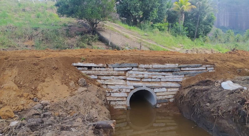 Bueiro é construído na localidade do Denzol em Barra de São Francisco, agora são 283 em quatro anos e seis meses
