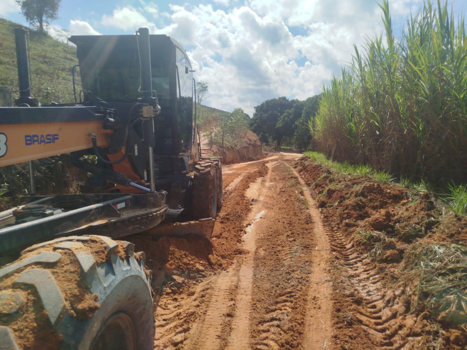 Patrolamento de estrada segue pelo Córrego Sapucaia (Paulista) em Barra de São Francisco