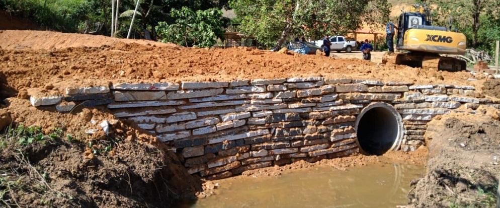 Mais um bueiro construído em Vargem Alegre/Barra de São Francisco, agora são 280 em quatro anos e seis meses