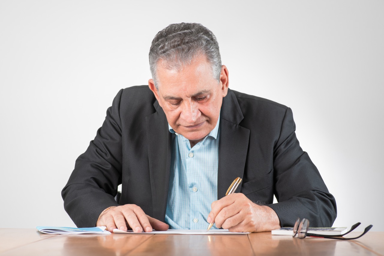 Prefeito Enivaldo dos Anjos encaminha projetos de lei do piso salarial dos professores, reajuste geral para servidores e abono salarial para os profissionais do magistério de Barra de São Francisco