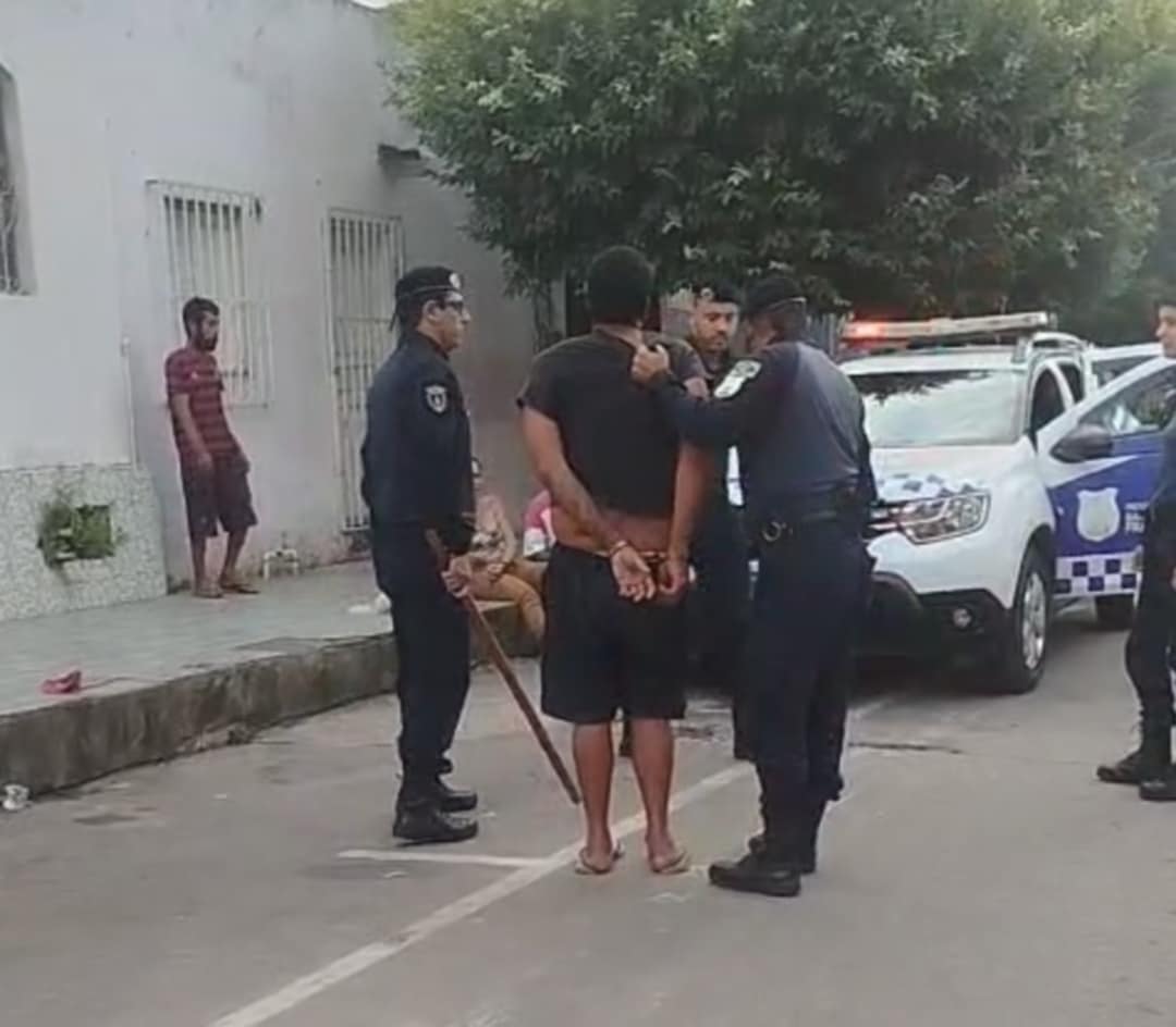 Homem que causava tumulto na Rua da Feira em Barra de São Francisco foi detido pela Guarda Municipal