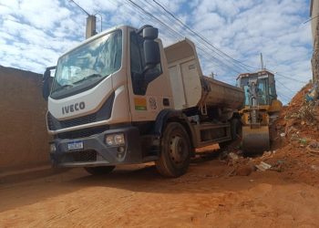 Prefeitura de Barra de São Francisco realiza limpeza em rua do bairro Colina