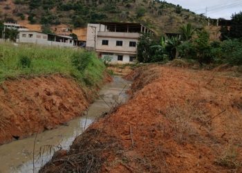 Prefeitura de Barra de São Francisco iniciou limpeza de um córrego no bairro Vila Vicente