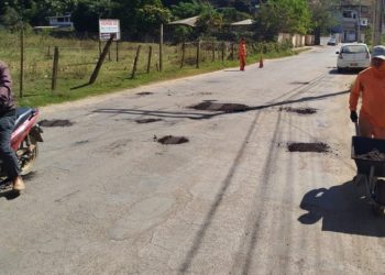 DER inicia operação tapa-buracos na estrada de acesso à Vila Miniguiti em Barra de São Francisco