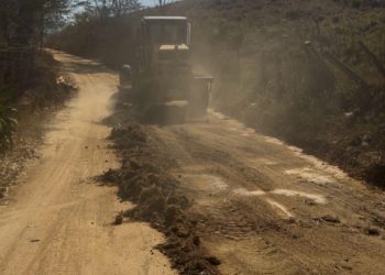 Patrolamento de estrada segue por Santo Antônio e Serra de acesso a Cachoeira do Granito em Barra de São Francisco