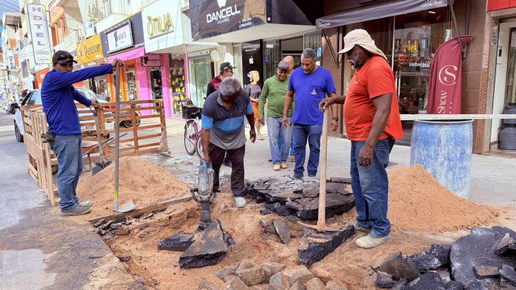 Prefeito em exercício Wanderson Melgaço visita retomada das obras do calçadão na Avenida Jones dos Santos Neves