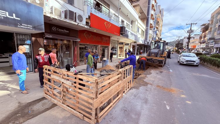 Prefeito em exercício Wanderson Melgaço visita retomada das obras do calçadão na Avenida Jones dos Santos Neves