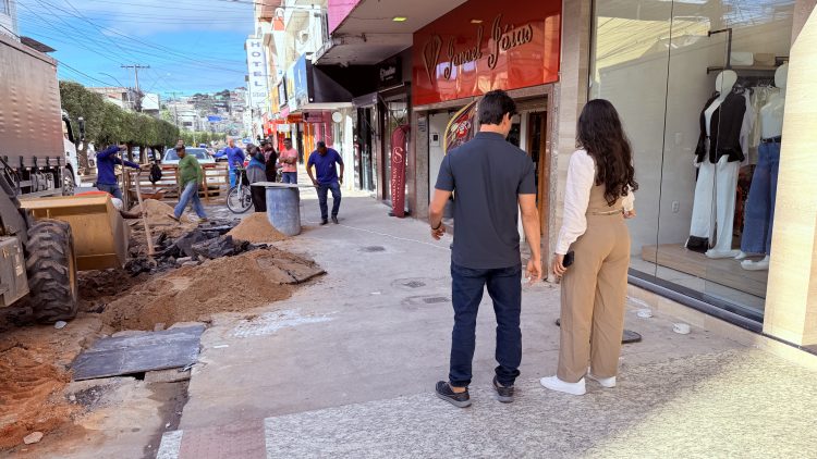 Prefeito em exercício Wanderson Melgaço visita retomada das obras do calçadão na Avenida Jones dos Santos Neves