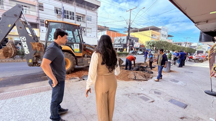 Prefeito em exercício Wanderson Melgaço visita retomada das obras do calçadão na Avenida Jones dos Santos Neves