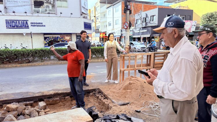 Prefeito em exercício Wanderson Melgaço visita retomada das obras do calçadão na Avenida Jones dos Santos Neves