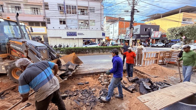 Prefeito em exercício Wanderson Melgaço visita retomada das obras do calçadão na Avenida Jones dos Santos Neves