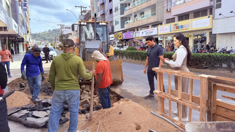 Prefeito em exercício Wanderson Melgaço visita retomada das obras do calçadão na Avenida Jones dos Santos Neves