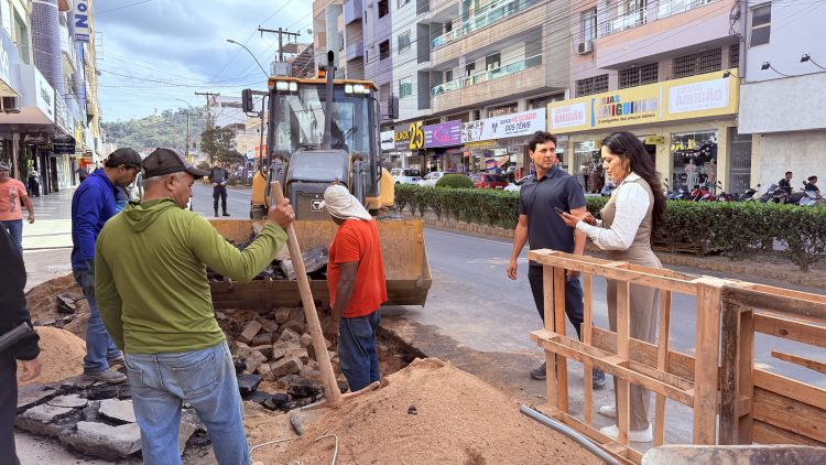 Prefeito em exercício Wanderson Melgaço visita retomada das obras do calçadão na Avenida Jones dos Santos Neves