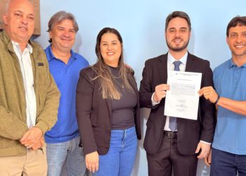 Prefeito em exercício nomeia e dá posse a novos procuradores em cerimônia na sede da Procuradoria