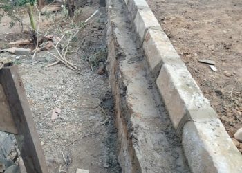 Prefeitura francisquense constrói muro, abre nova via que está sendo pavimentada na Rua Áurea Porto