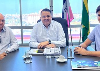 Mazinho dos Anjos e prefeito de Água Doce do Norte se reúnem com secretário da SEDURB em busca de investimentos para o município