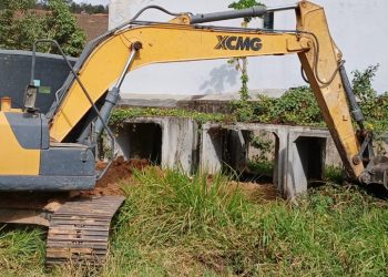 Prefeitura de Barra de São Francisco inicia limpeza de um córrego no bairro Vila Vicente