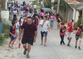 Caminhada com os alunos da escola Municipal João Bastos de Barra de São Francisco foi muito animada