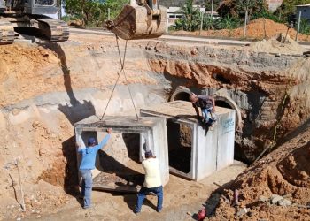 Prefeitura de Barra de São Francisco inicia instalação de galerias em córrego no bairro Vila Vicente