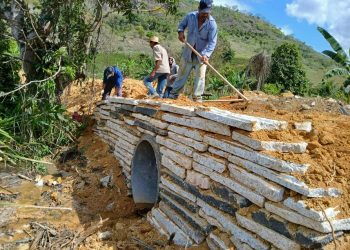 Bueiro é construído no Córrego da Penha em Barra de São Francisco, agora são 298 em quatro anos e nove meses de gestão