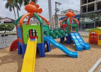 Praça do Centro de Barra de São Francisco ganha novos brinquedos para a alegria das crianças