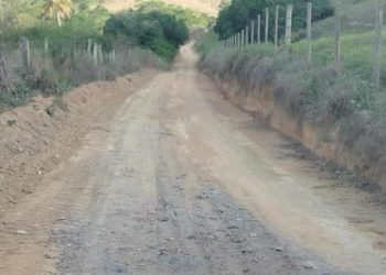 Patrolamento de estradas segue pelo Córrego do Óleo, região do Bagaço em Barra de São Francisco