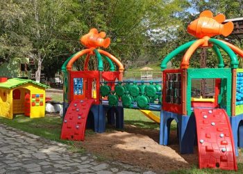 Novos brinquedos são instalados no Clube Rei Pelé de Barra de São Francisco e alegram as crianças
