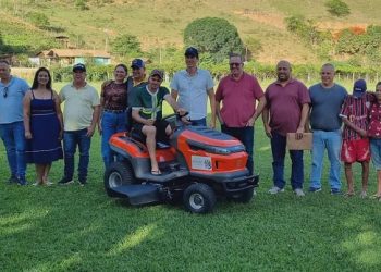 Com a presença de Mazinho dos Anjos, trator cortador de grama é entregue à comunidade do Córrego Queira Deus