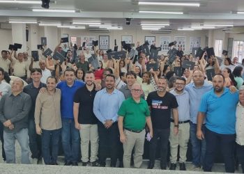 Barra de São Francisco recebe 130 tablets, 50 computadores e ambulância 0 km da SESA e avança na modernização da saúde