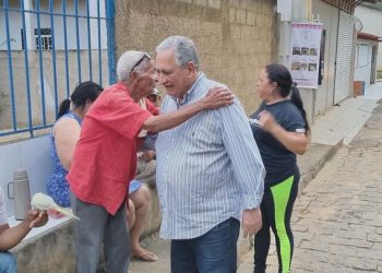 Prefeito de Barra de São Francisco vistoria pavimentação asfáltica em ruas do bairro Nova Barra